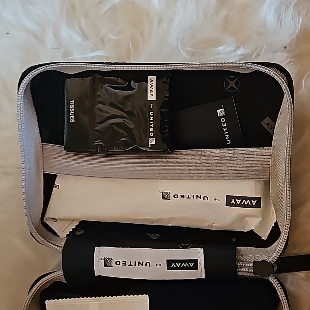 Away United First Class Travel Kit Hard Case with Amenities zipper closure - Picture 6 of 9